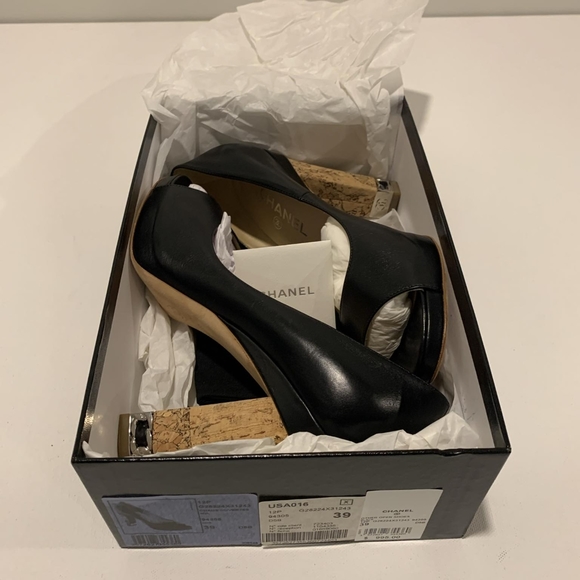 Authentic Chanel Lambskin Cork Chain CC Peep Toe Pumps - Picture 5 of 5